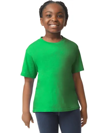Gildan 64000B Youth Softstyle T-Shirt in Irish green front view
